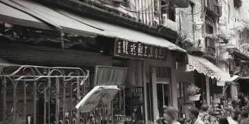 商铺门口物业要收费吗？